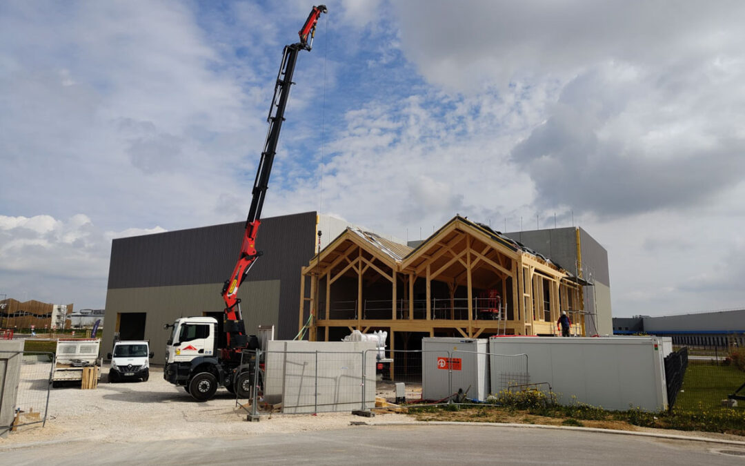 Charpente en bois lamellé-collé du futur bâtiment SOREDIS La Bourgogne à Dijon réalisée par Les Charpentiers de l'Ouche.
